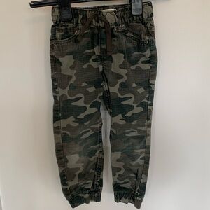 LEVI’S - Green Camo Pull On Joggers
